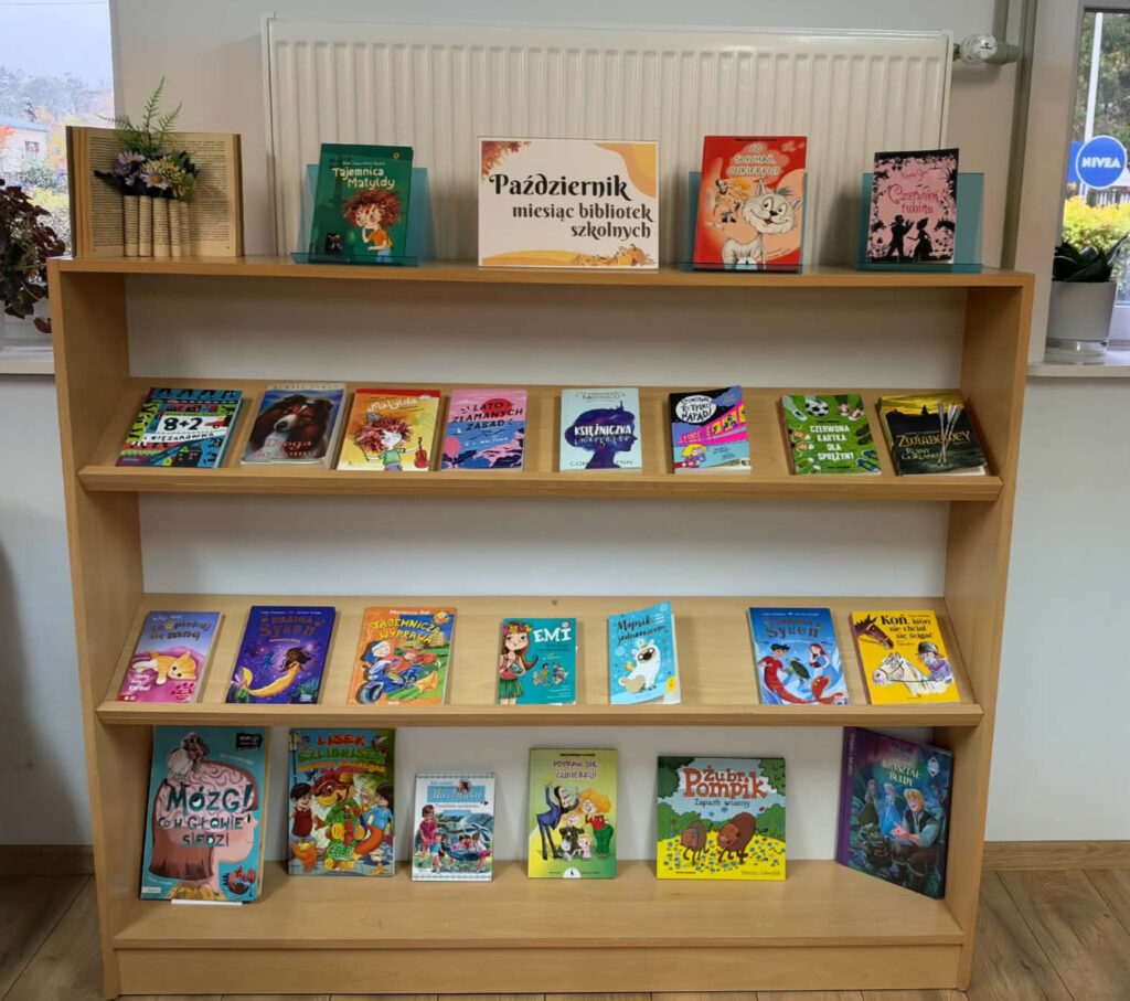 Październik Miesiąc Bibliotek Szkolnych - wystawka książek